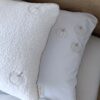 Pościel w dynie biało beżowa, bawełniana 100%, z delikatnymi haftami dyni w prawym górnym rogu i elegancką wypustką, Kolekcja Simonila
