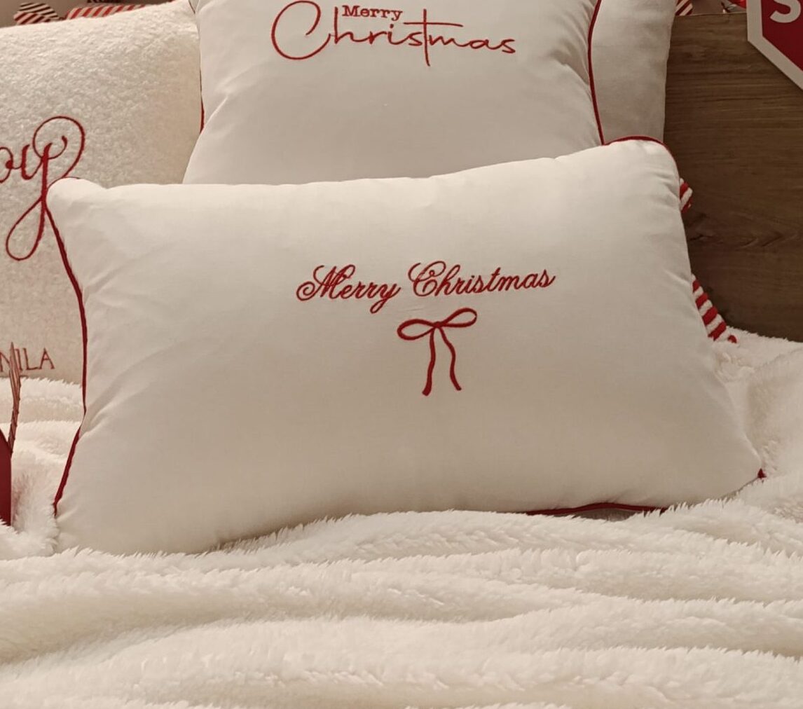 Świąteczna poduszka z haftem MERRY CHRISTMAS i kokardą BAWEŁNA SATYNOWA