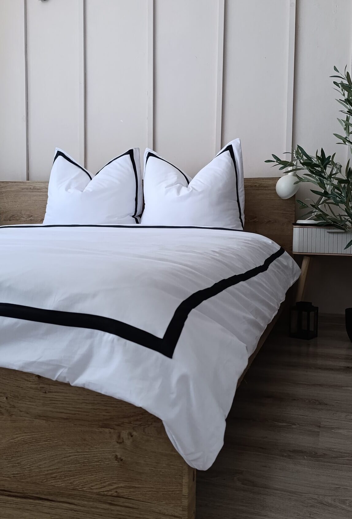 Biały komplet pościeli z elegancką lamówką, do wyboru inne kolory. Bawełna 100% antyalergiczna, miękka, oddychająca.