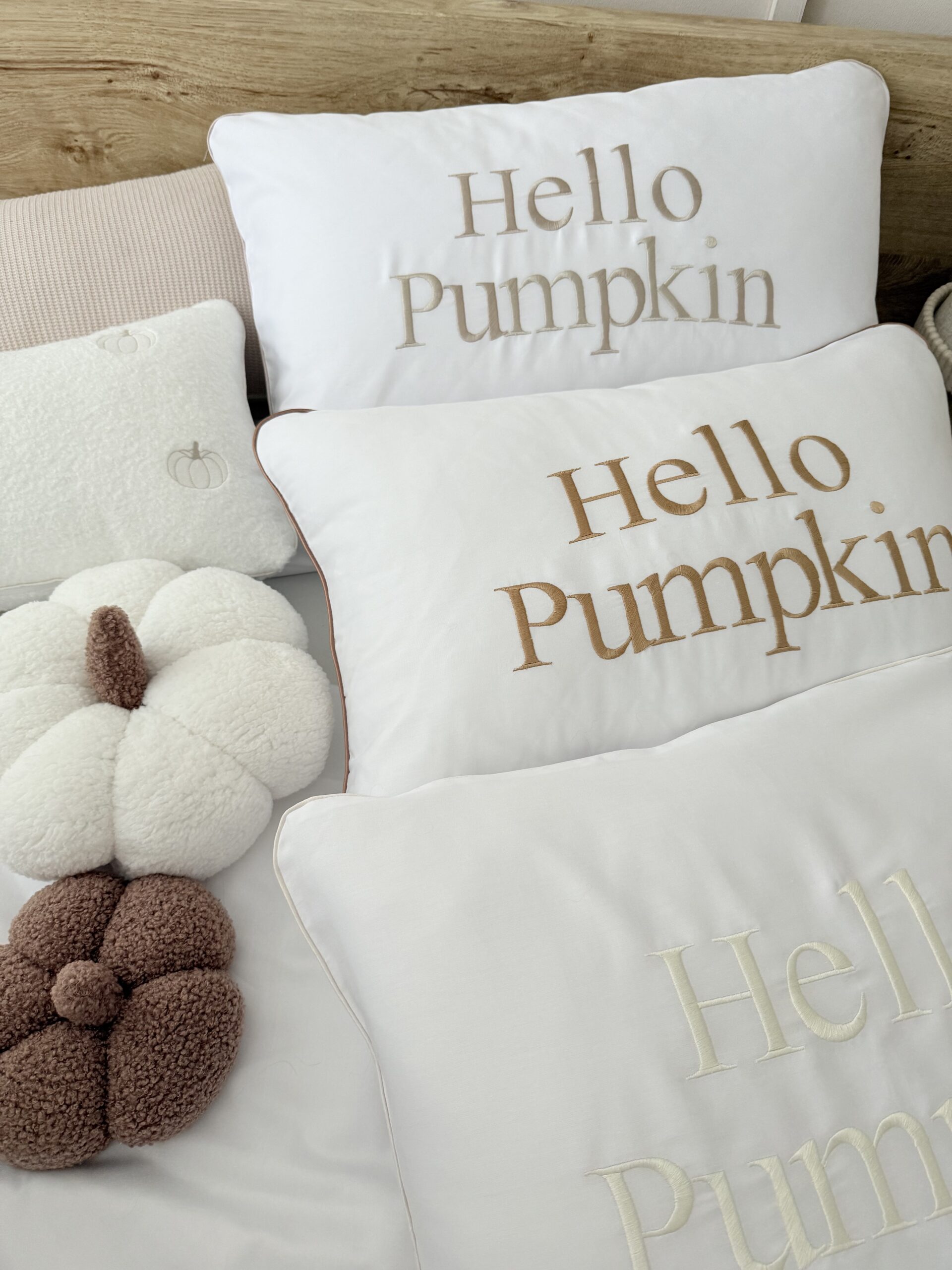 Biała pościel z haftem Hello Pumpkin, pościel satynowa premium jesienne klimaty