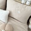 Elegancki jesienny komplet pościeli Hello Autumn w chłodnym beżu, wykonany z bawełny satynowej 100%, ozdobiony trwałym haftem maszynowym i subtelną wypustką. Pościel szyta jest w Polsce na zamówienie, idealna dla fanek jesieni i delikatnych, naturalnych kolorów w sypialni.