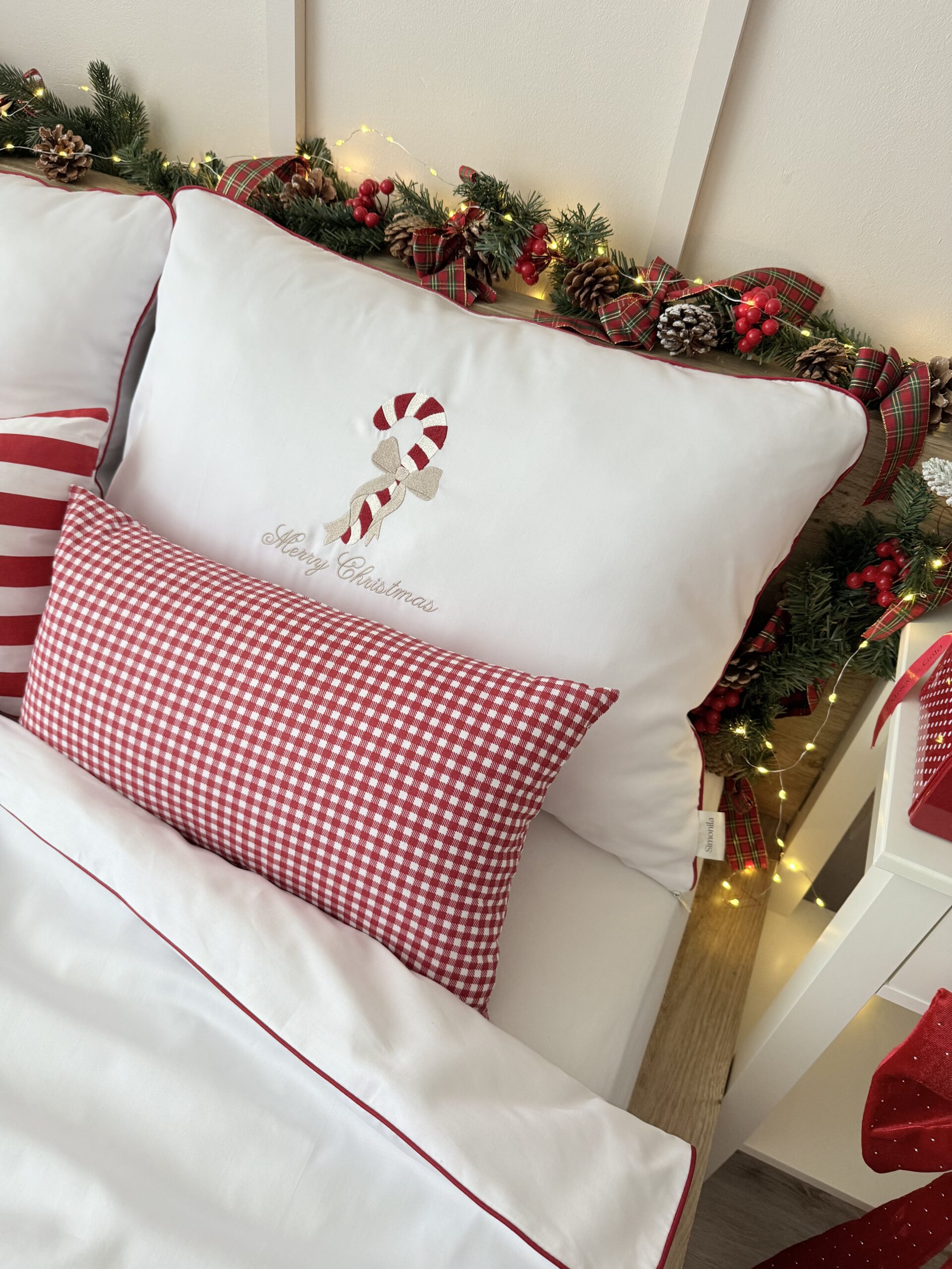 Detal haft Laska Cukrowa Merry Christmas na białej pościeli