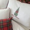 Zbliżenie na haft choinki z kokardą Merry Christmas wykonany najlepszymi nićmi trwały haft maszynowy