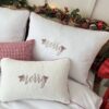Czerwona kokardka na pościeli świątecznej Merry z wypustką w kolorze świątecznej czerwieni