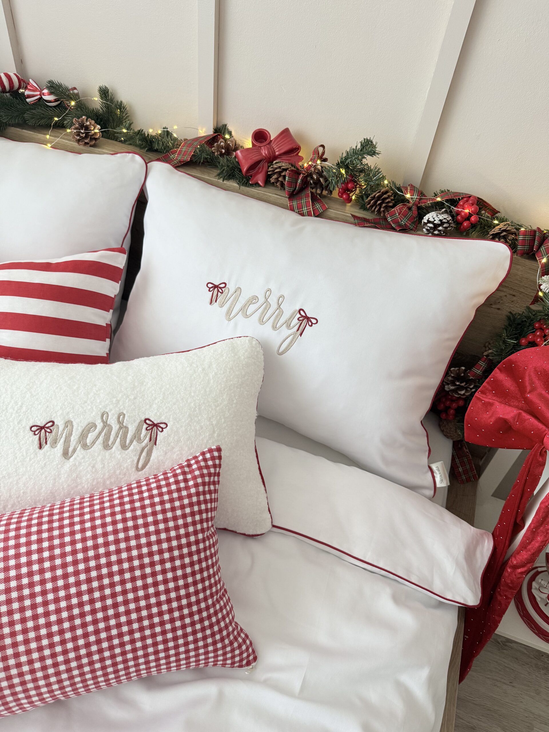 Pościel świąteczna Merry z kokardkami – komplet bawełniany z haftem