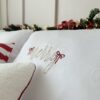 Komplet pościeli świątecznej Merry z kokardkami w świątecznej aranżacji sypialni Simonila