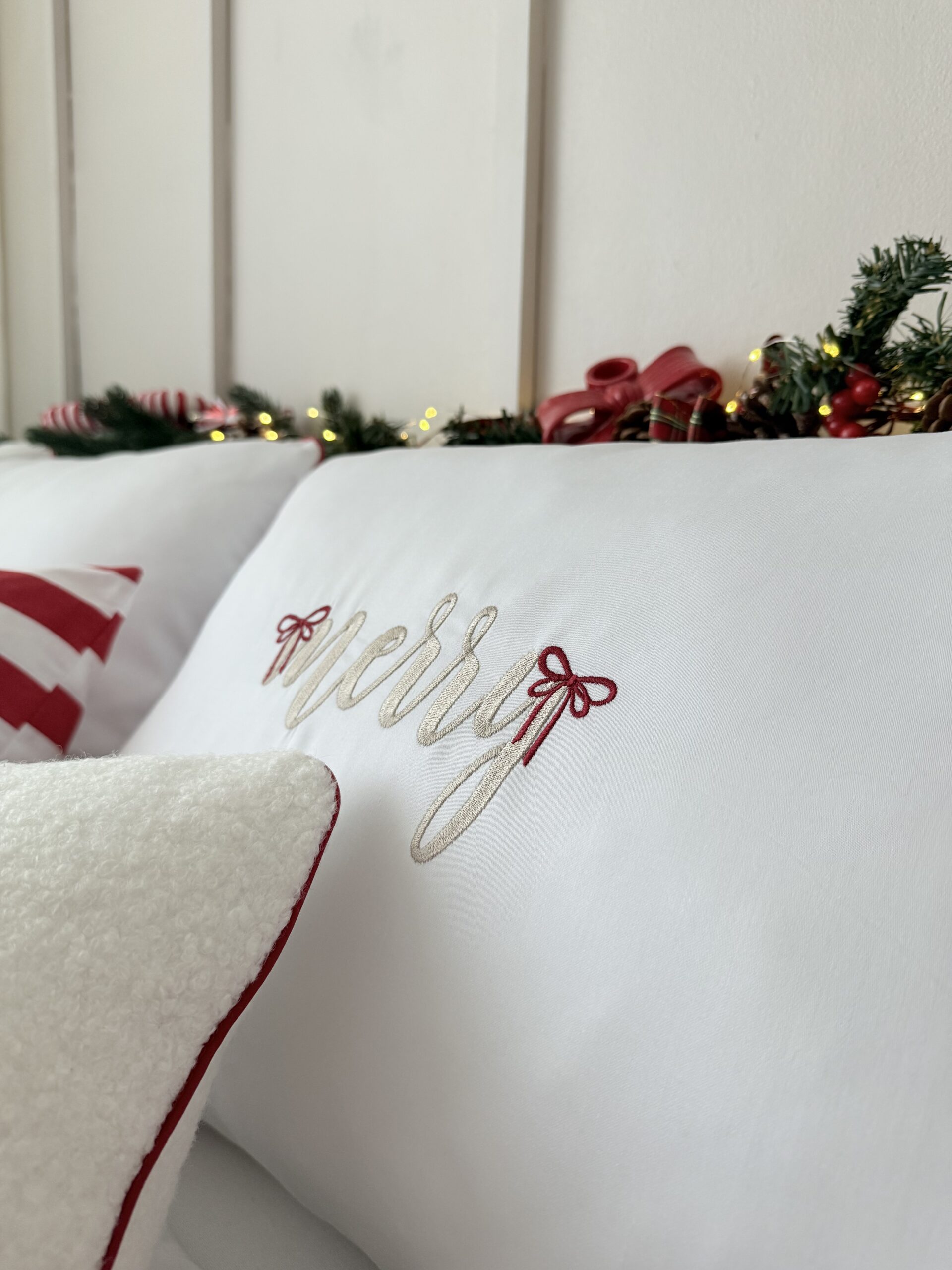 Komplet pościeli świątecznej Merry z kokardkami w świątecznej aranżacji sypialni Simonila