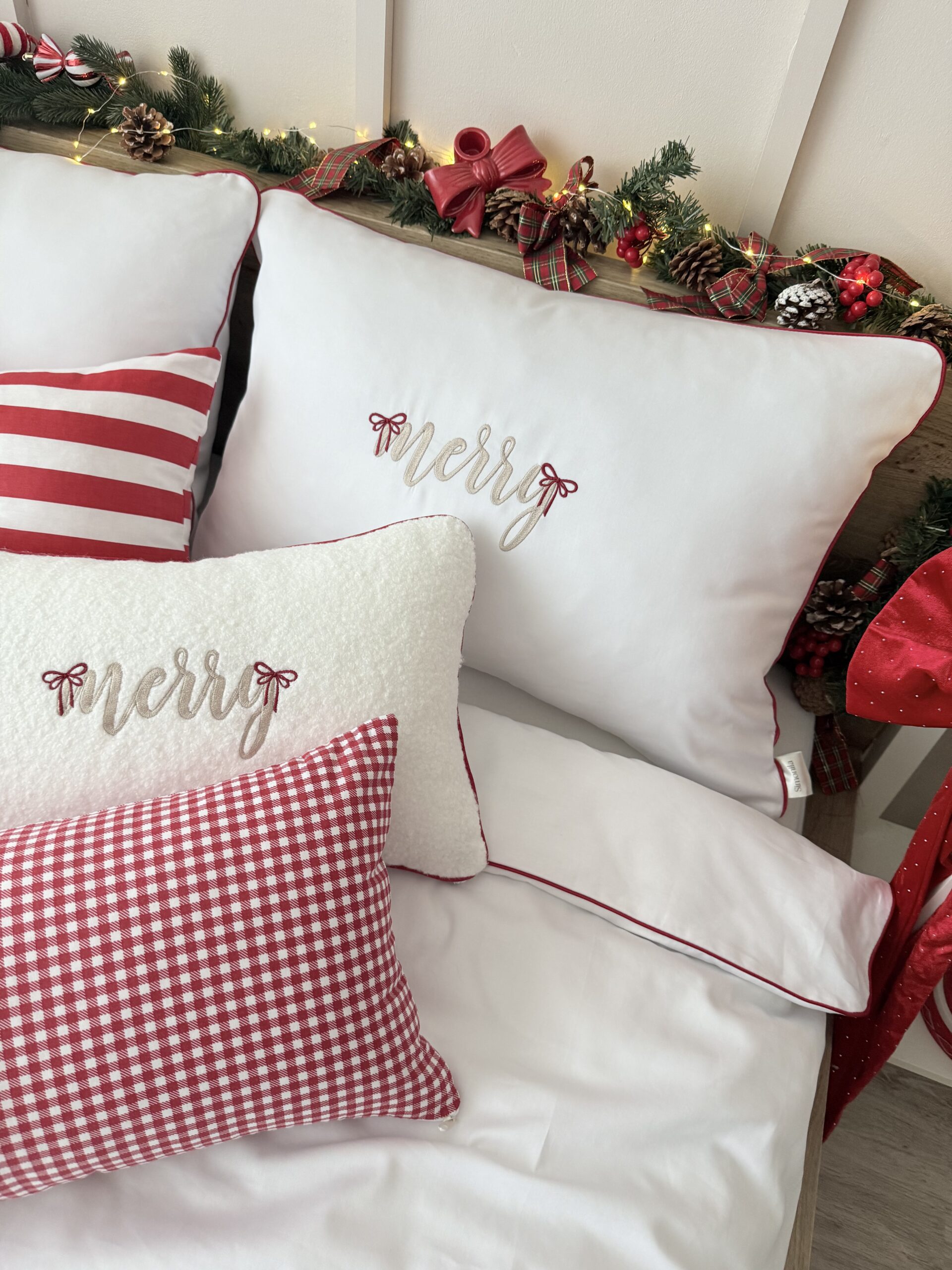 Komplet pościeli świątecznej Merry z kokardkami w świątecznej aranżacji sypialni Simonila