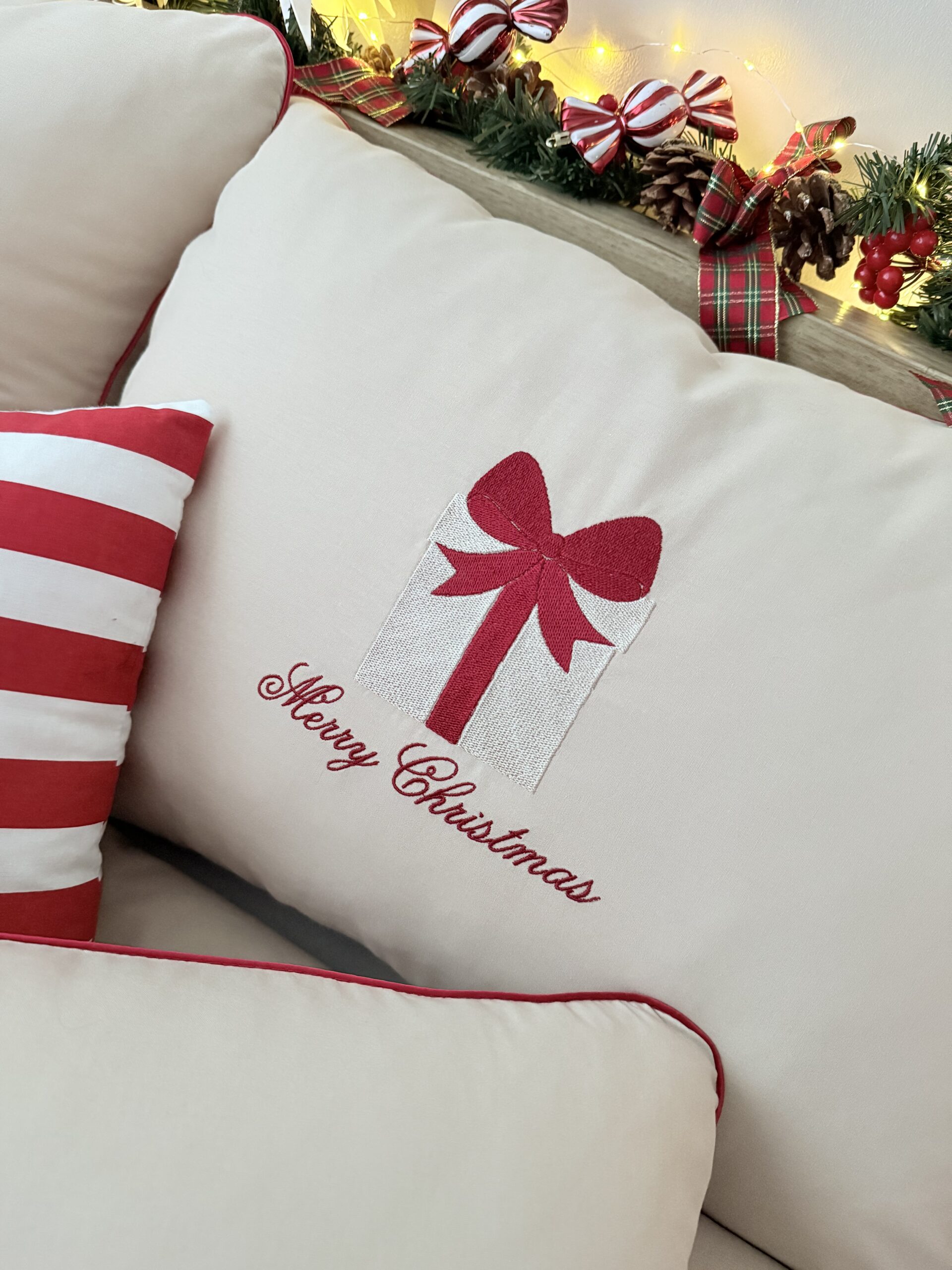 haft prezent z kokardą czerwoną merry Christmas detal