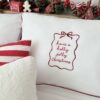 Świąteczna pościel z ramką i kokardą – zbliżenie haftu Holy Night